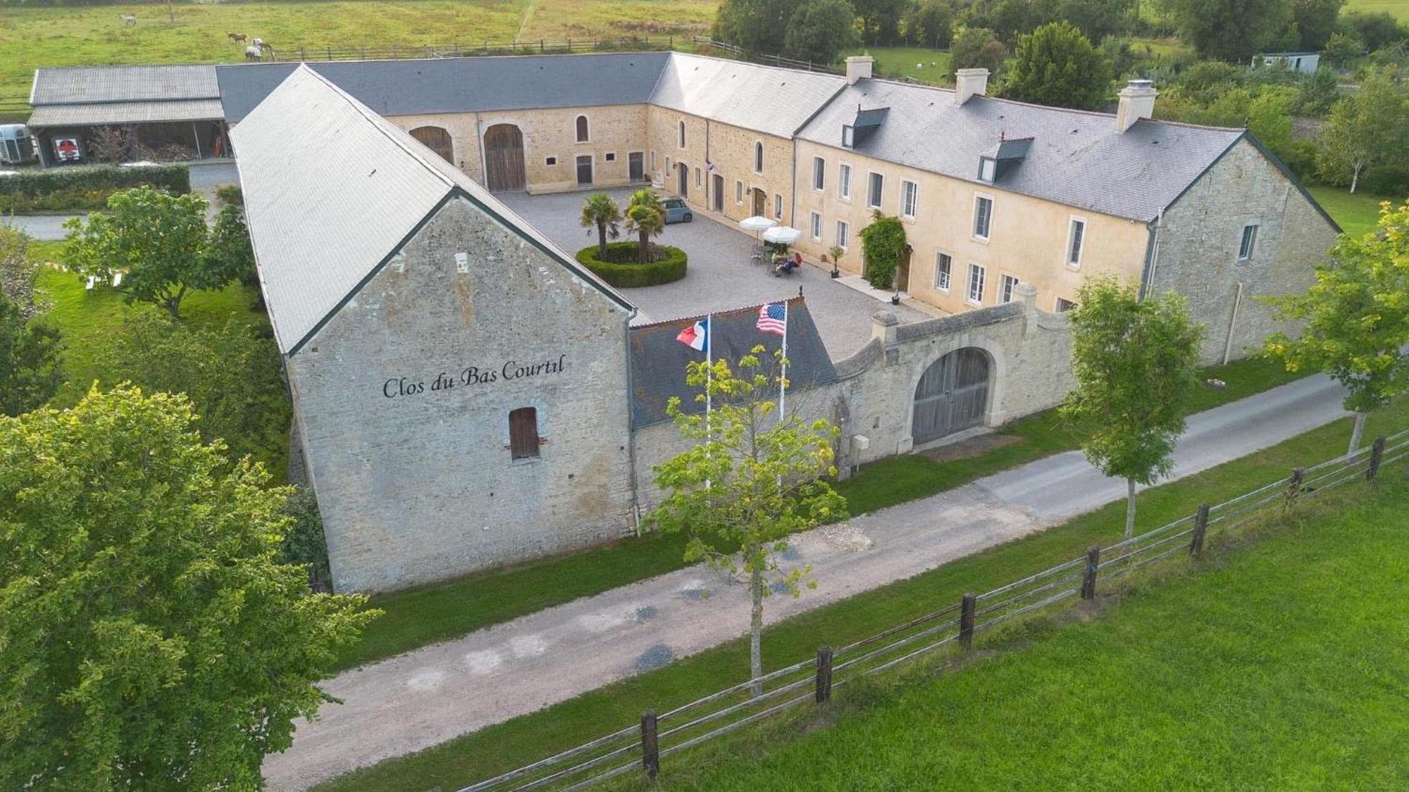 Le Clos Du Bas Courtil Guesthouse B&B Omaha Beach Osmanville Екстериор снимка